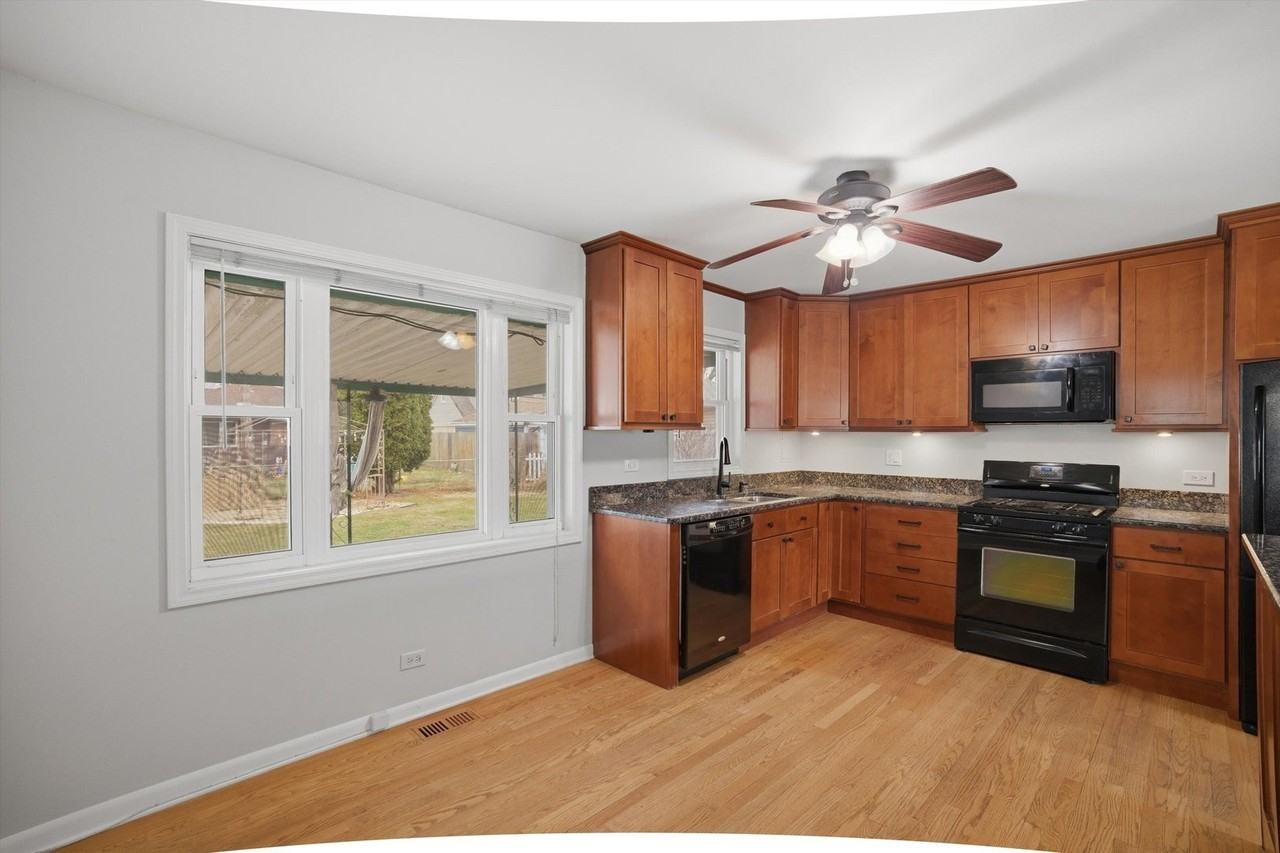 8912 Windsor Ln - Photo 4 of 37