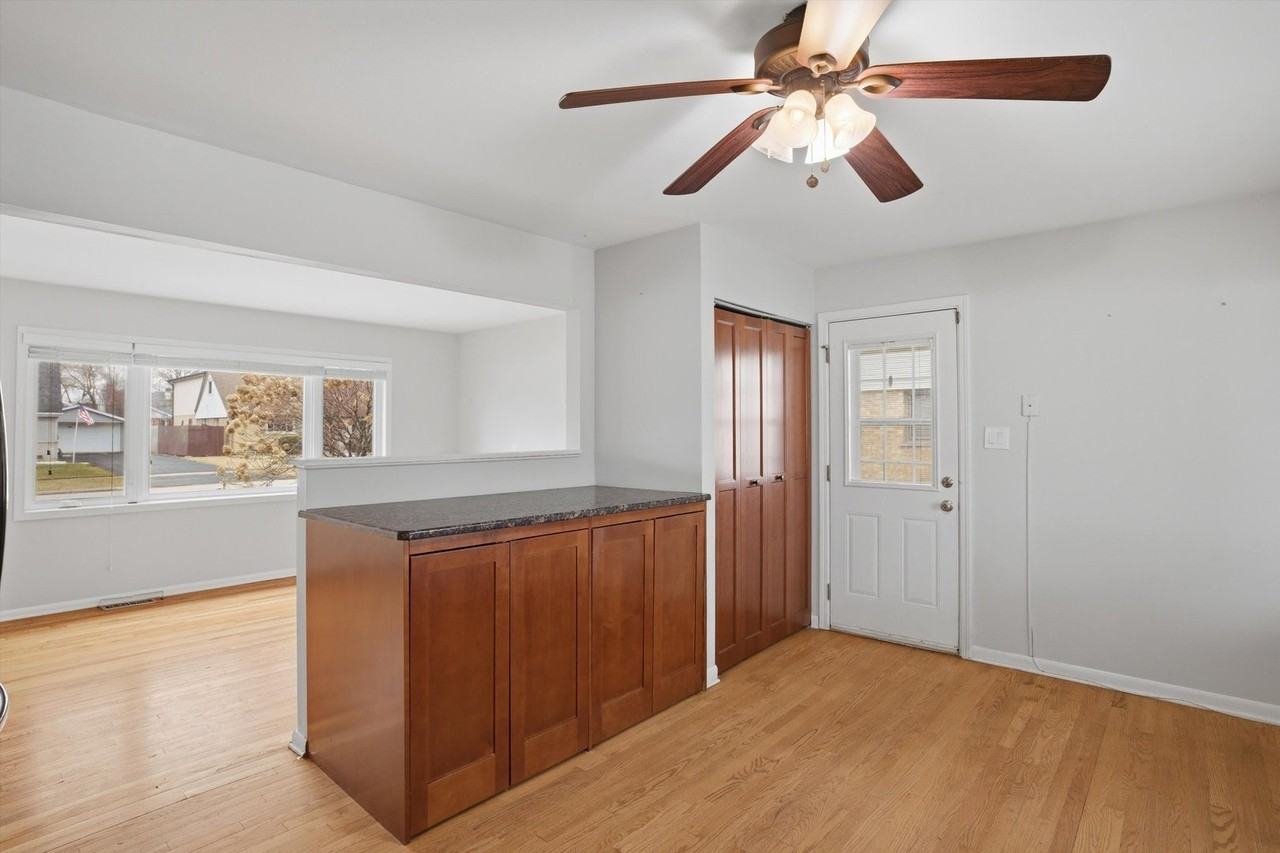 8912 Windsor Ln - Photo 5 of 37