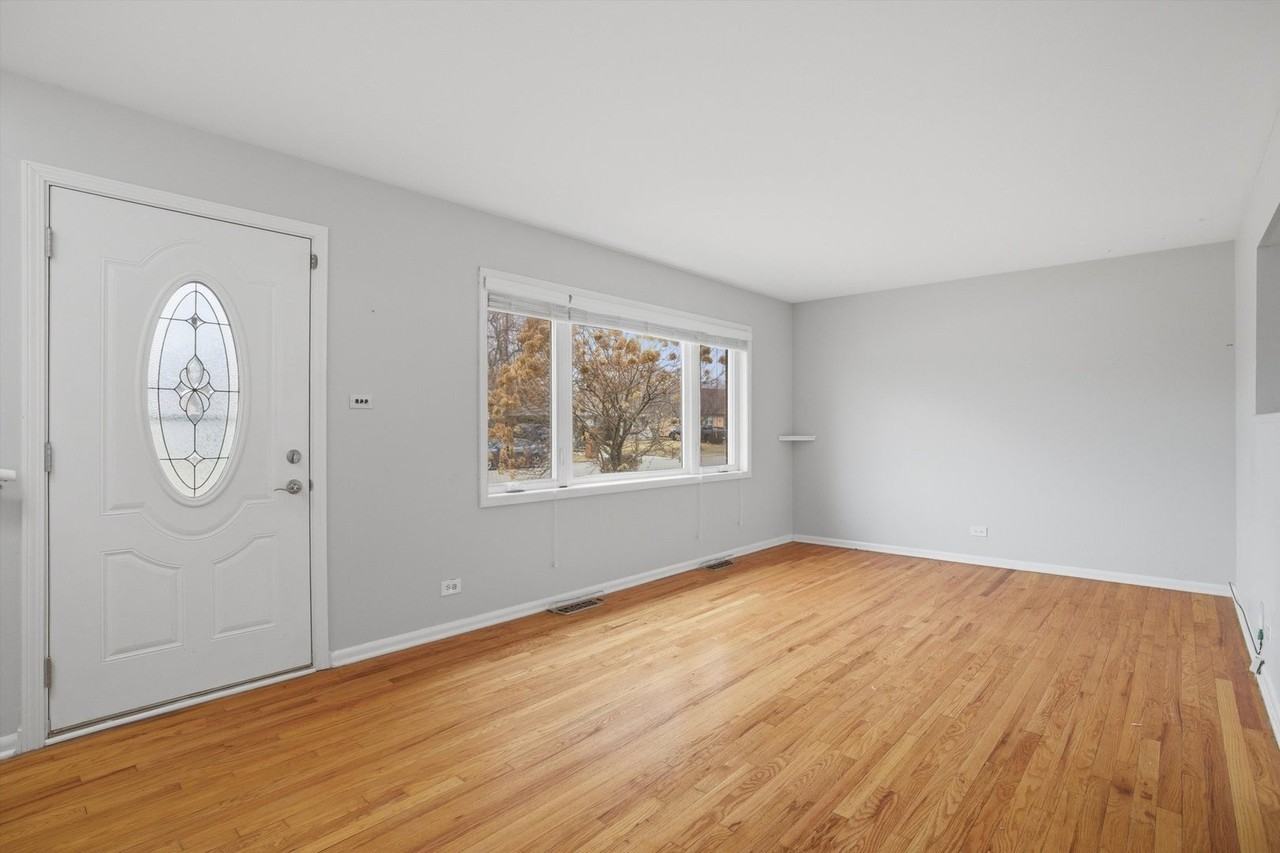 8912 Windsor Ln - Photo 7 of 37