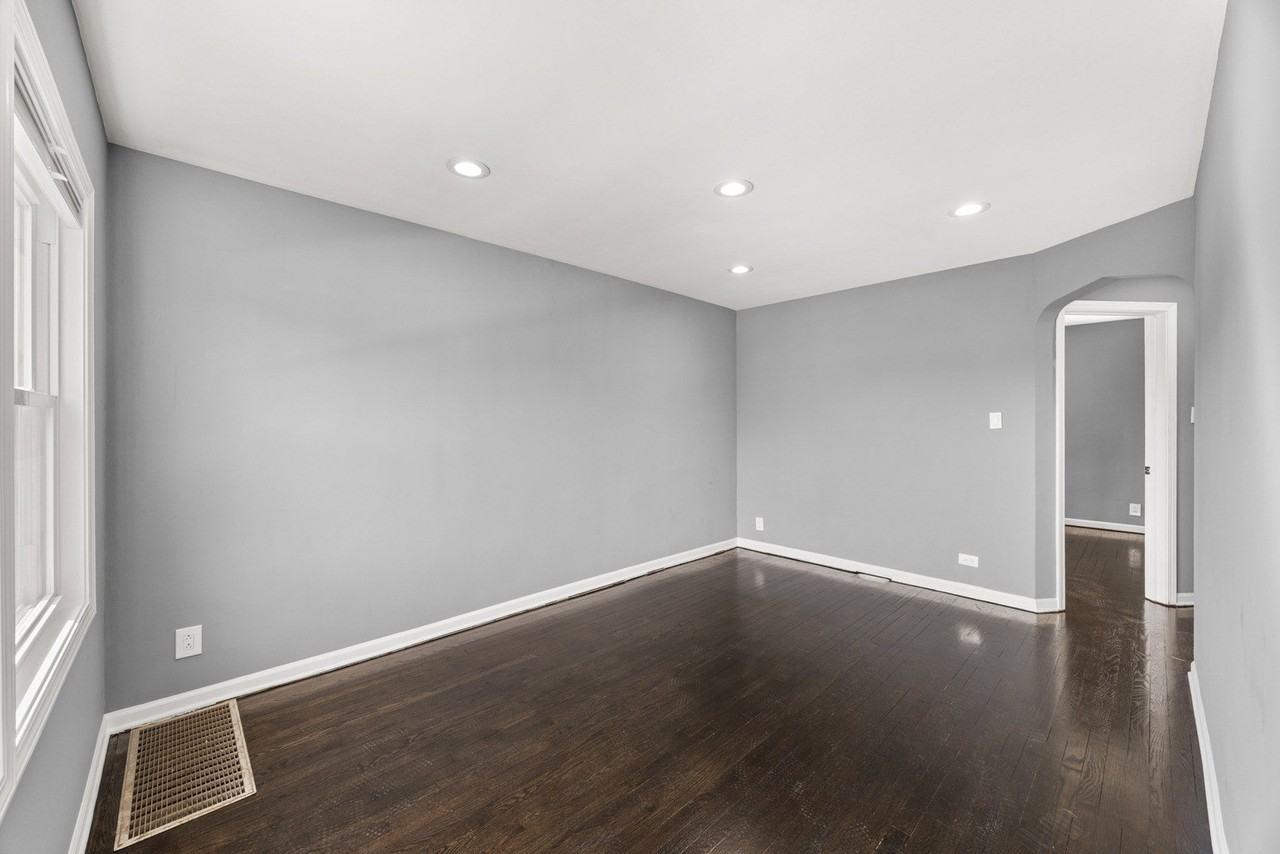 9740 S Prairie Ave - Photo 2 of 19