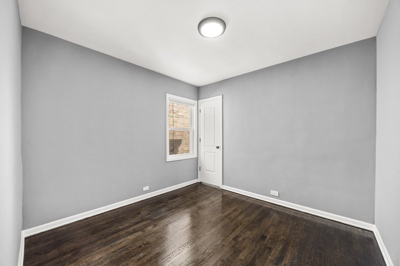 9740 S Prairie Ave - Photo 4 of 19