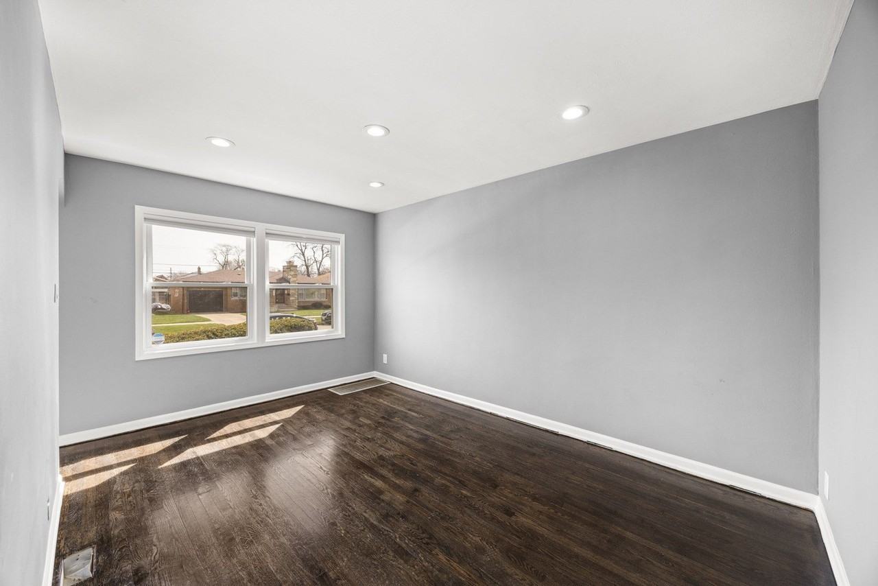 9740 S Prairie Ave - Photo 6 of 19