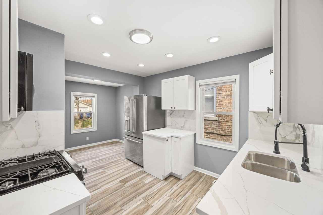 9740 S Prairie Ave - Photo 7 of 19