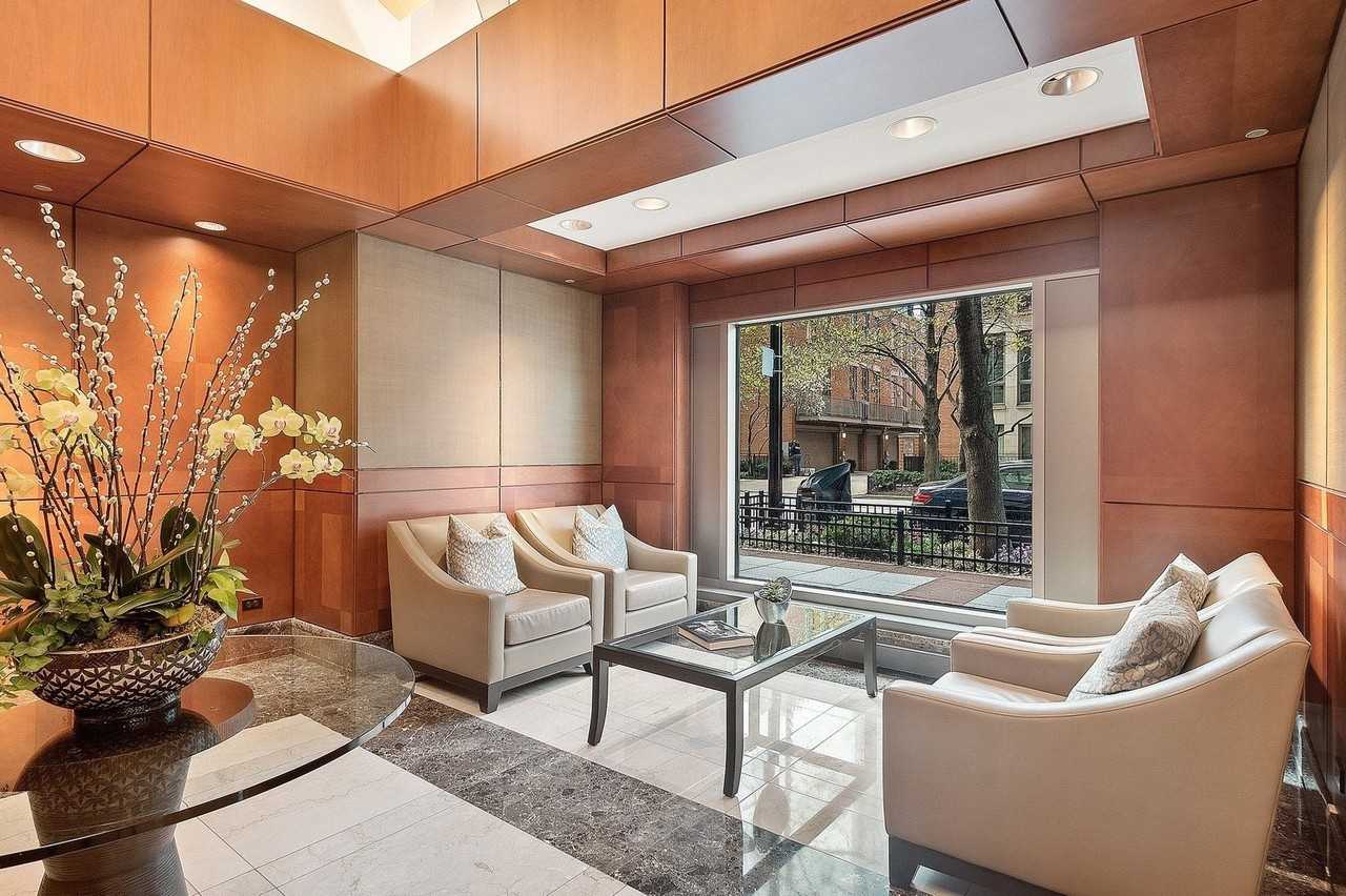 445 E N Water Street unit: 1305 - Photo 2 of 33