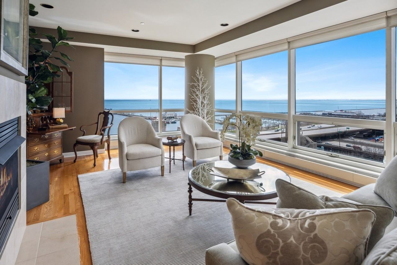 445 E N Water Street unit: 1305 - Photo 4 of 33