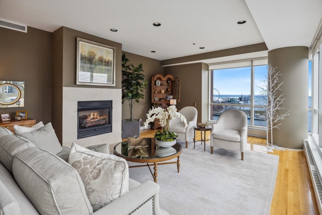 445 E N Water Street unit: 1305 - Photo 5 of 33