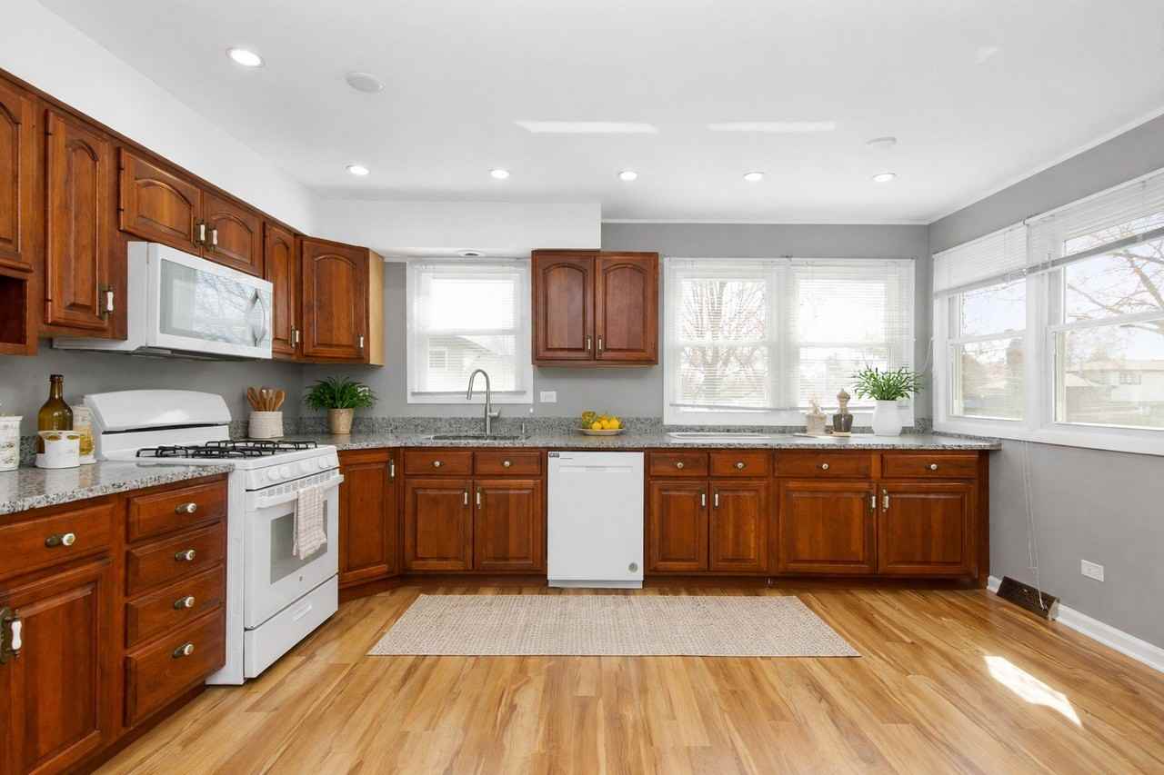 18031 65th Ave - Photo 3 of 28