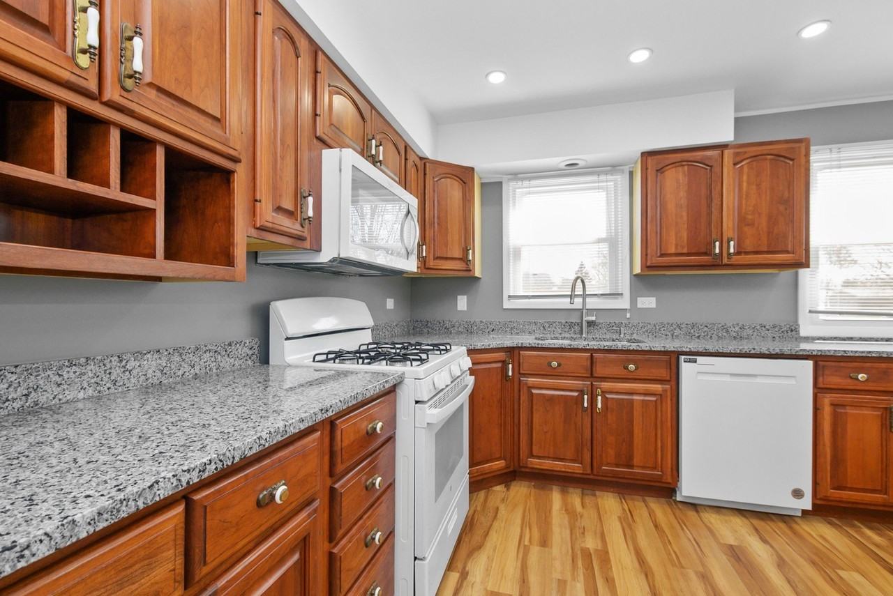 18031 65th Ave - Photo 4 of 28