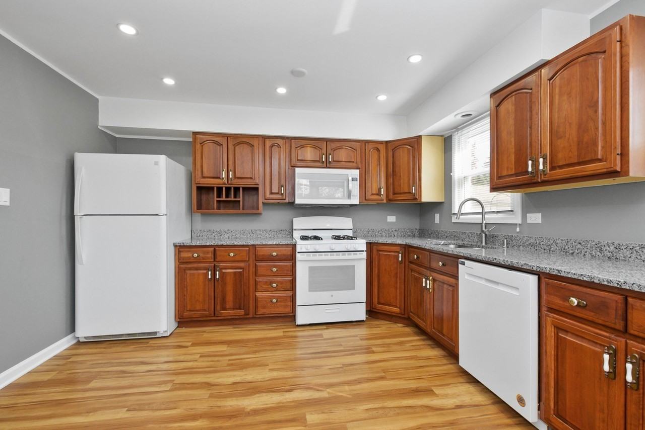 18031 65th Ave - Photo 5 of 28