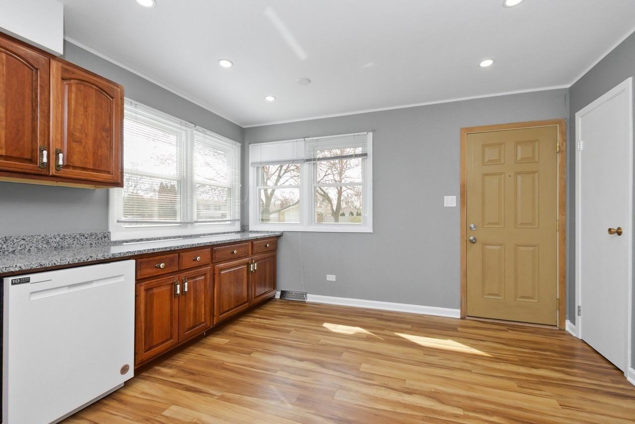 18031 65th Ave - Photo 6 of 28