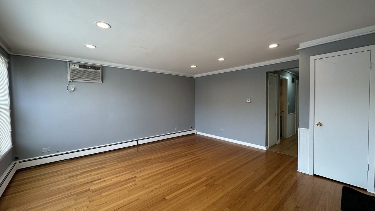 6118 W Gunnison St Apt 1 - Photo 2 of 11