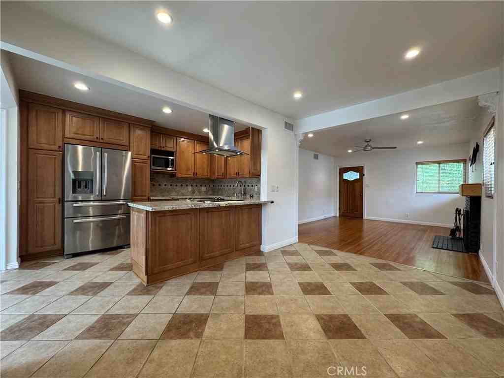 240 S Mariposa St - Photo 5 of 29