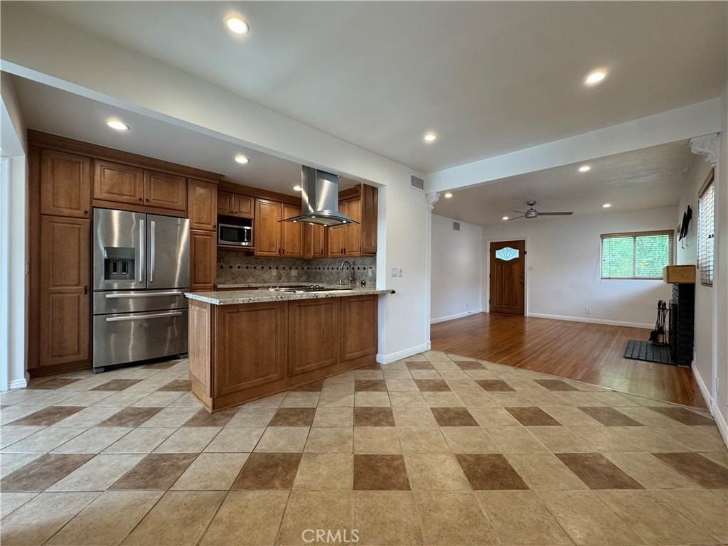 240 S Mariposa St - Photo 6 of 29