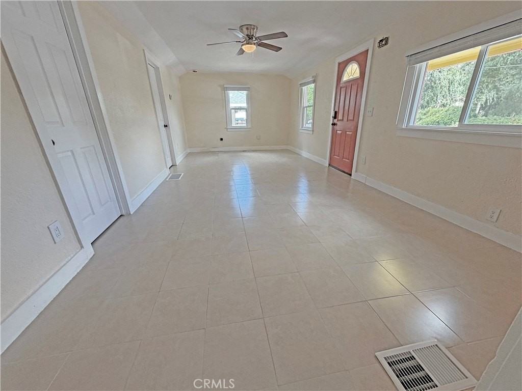 810 Pine St - Photo 3 of 25