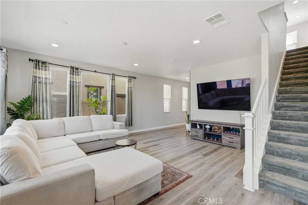 1176 Woodbury Ln - Photo 6 of 50