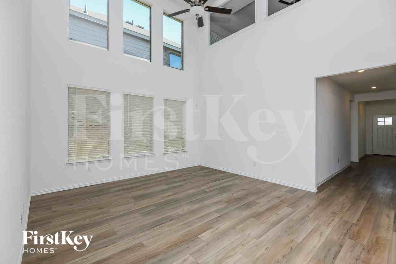 2516 Northcote Dr - Photo 2 of 16
