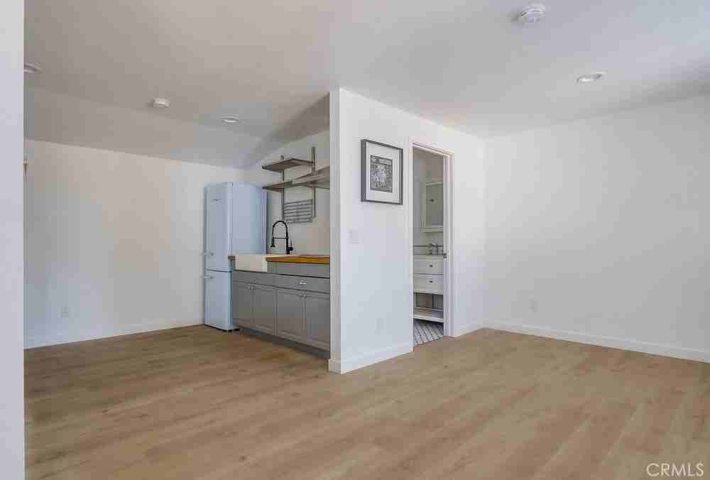 554 S Lemon St #B - Photo 4 of 10