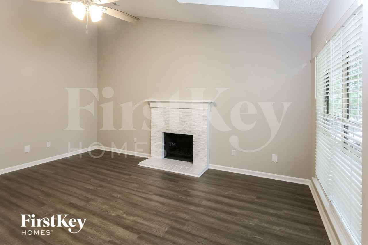 204 Coventry Dr - Photo 2 of 15