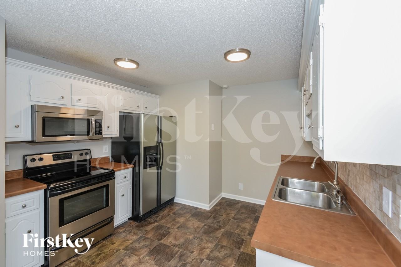 3890 Mackenzie Dr - Photo 3 of 15