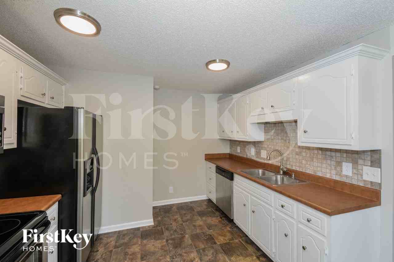 3890 Mackenzie Dr - Photo 4 of 15