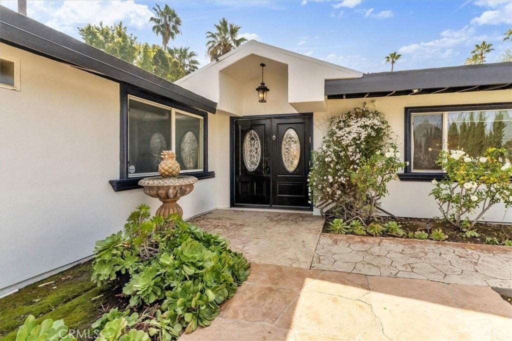 6201 Corbin Ave - Photo 7 of 37