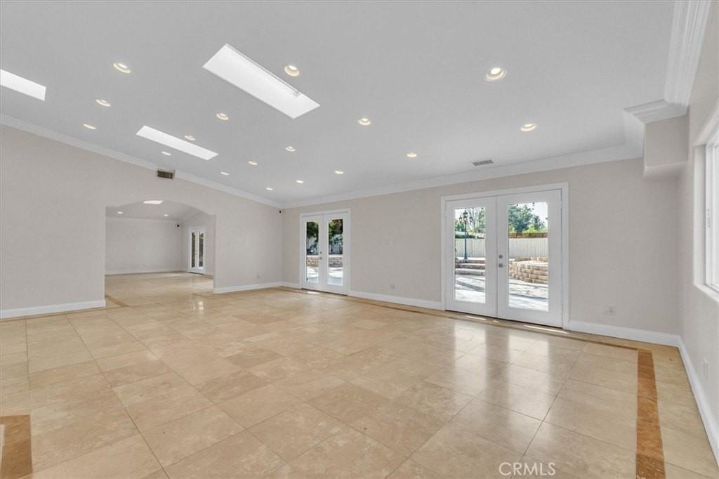 6201 Corbin Ave - Photo 4 of 37