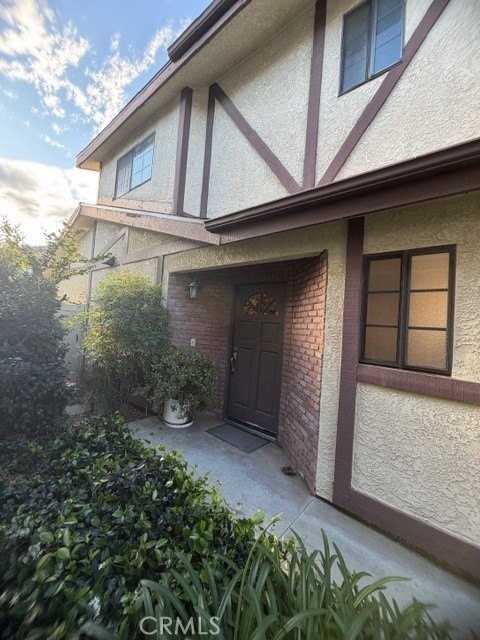 18435 Keswick St #13 - Photo 3 of 23