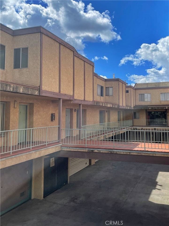 15527 Parthenia St #4 - Photo 3 of 19