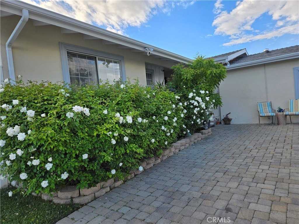 6601 Woodlake Ave - Photo 3 of 27