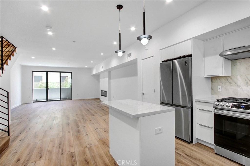 4409 Saugus Ave #104 - Photo 3 of 9