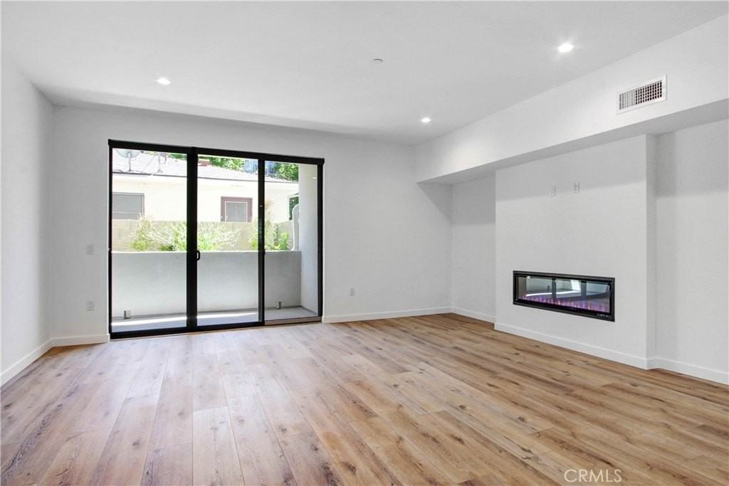 4409 Saugus Ave #104 - Photo 4 of 9