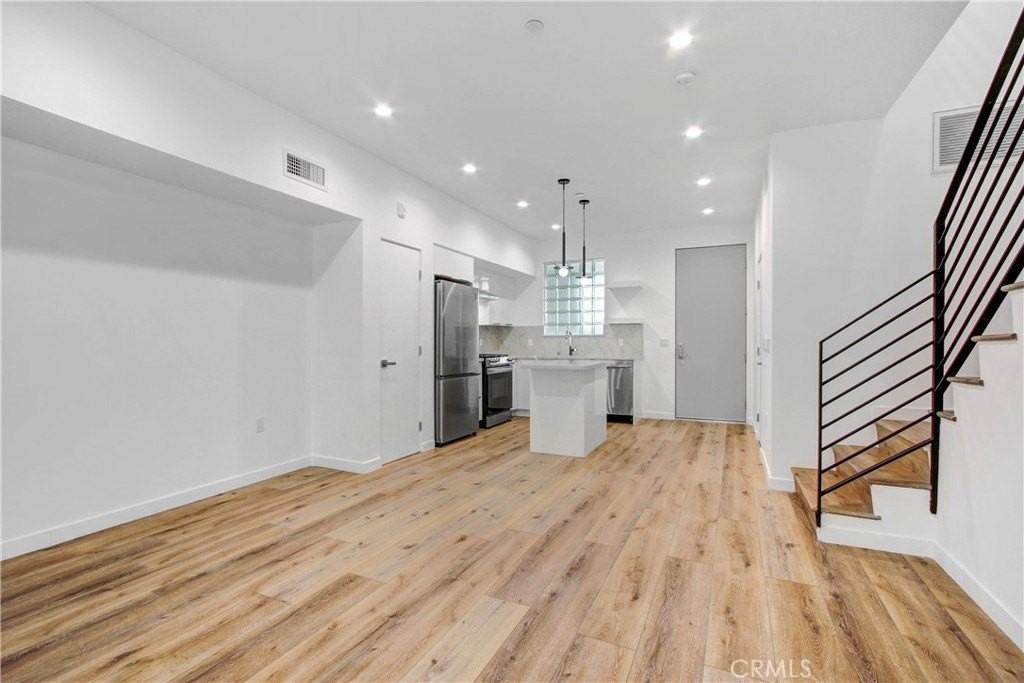 4409 Saugus Ave #104 - Photo 5 of 9