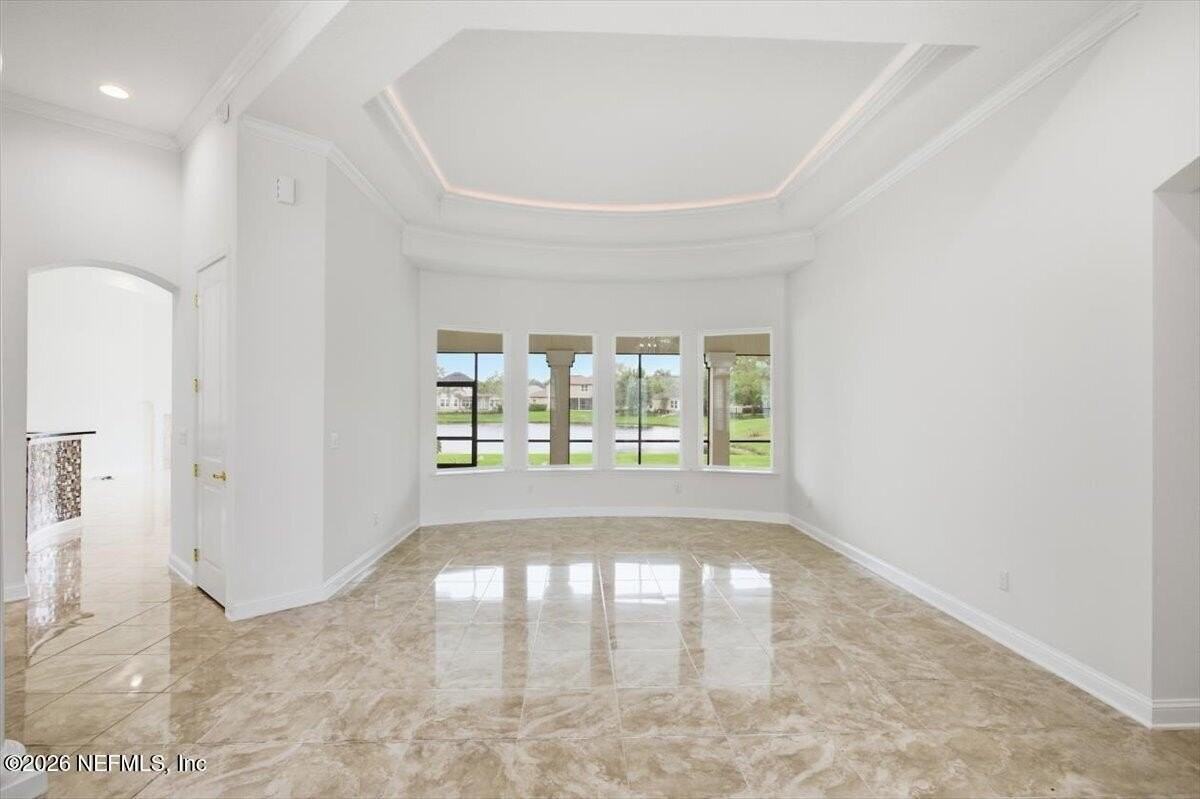 743 E Dorchester Dr - Photo 4 of 42