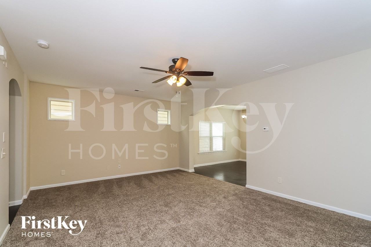 703 Barberry Dr - Photo 2 of 15