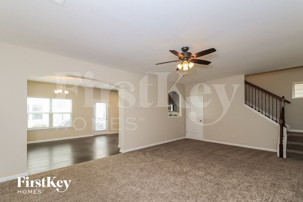 703 Barberry Dr - Photo 3 of 15