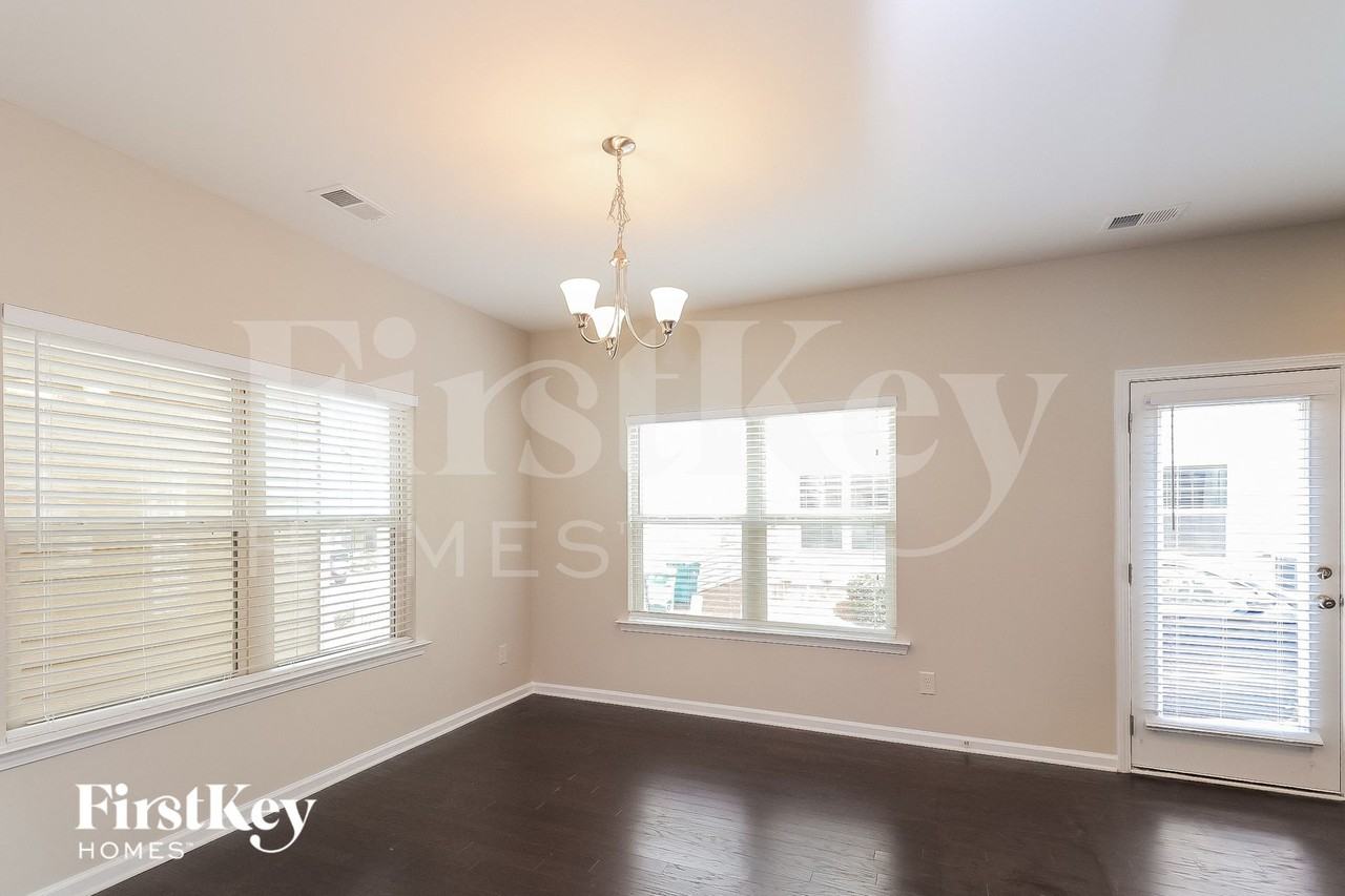 703 Barberry Dr - Photo 5 of 15