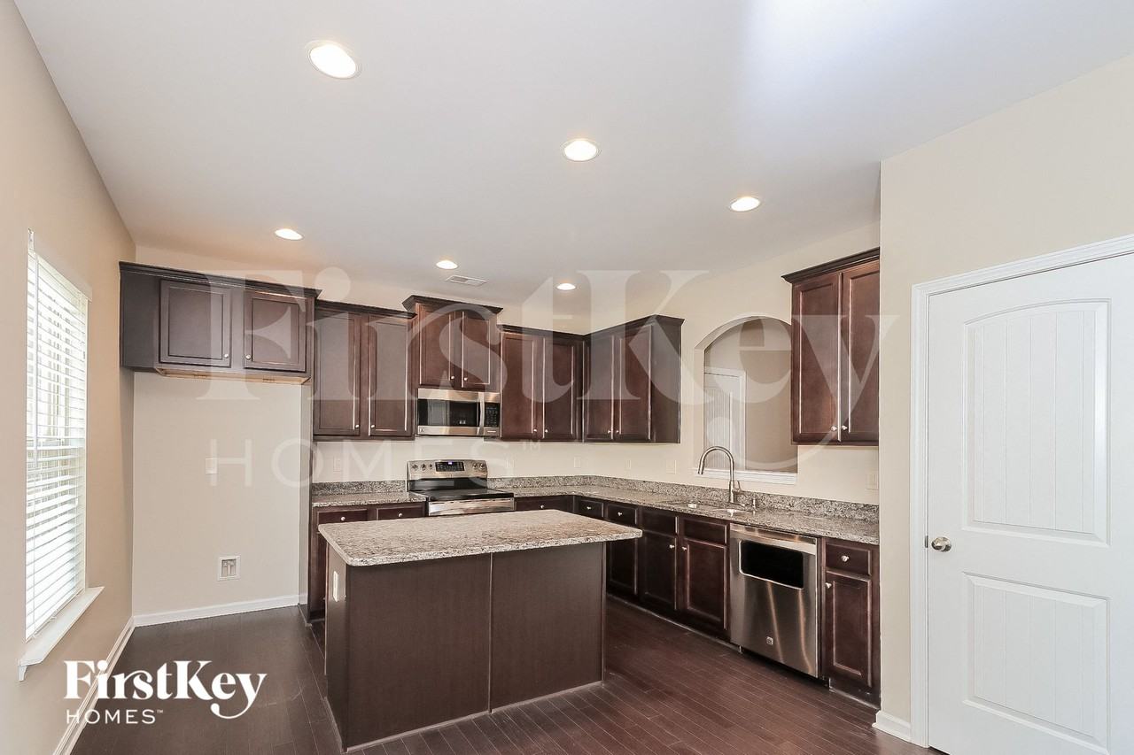 703 Barberry Dr - Photo 6 of 15