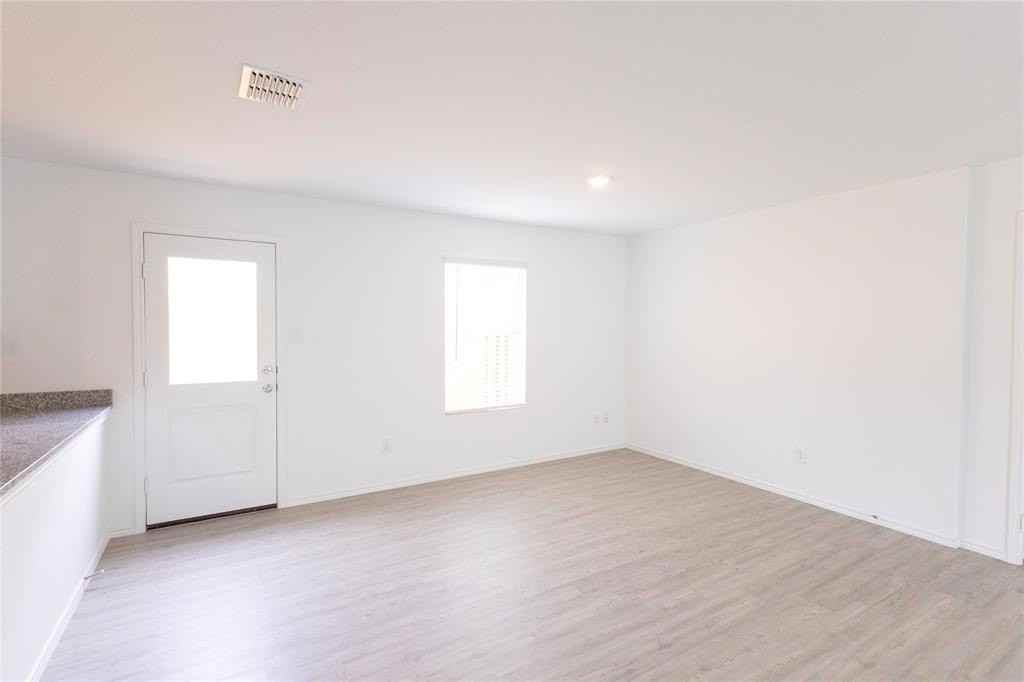 9741 Platteview Rd - Photo 5 of 33