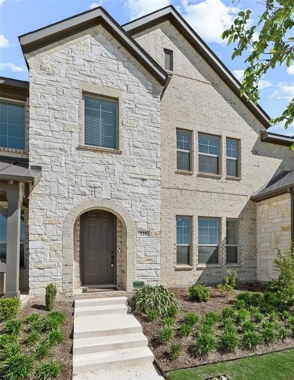 320 Parkside Dr - Photo 2 of 26