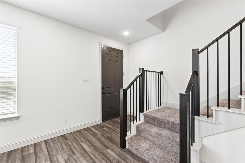 320 Parkside Dr - Photo 3 of 26