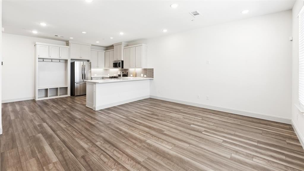 320 Parkside Dr - Photo 4 of 26