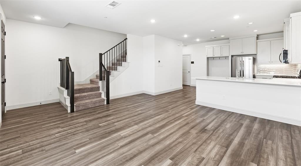 320 Parkside Dr - Photo 5 of 26