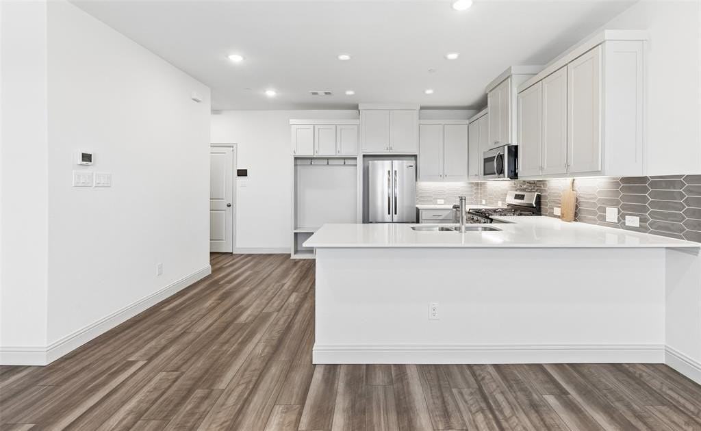 320 Parkside Dr - Photo 6 of 26