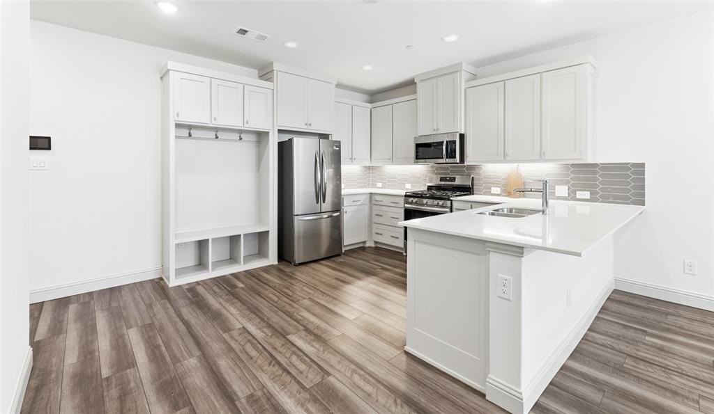 320 Parkside Dr - Photo 7 of 26