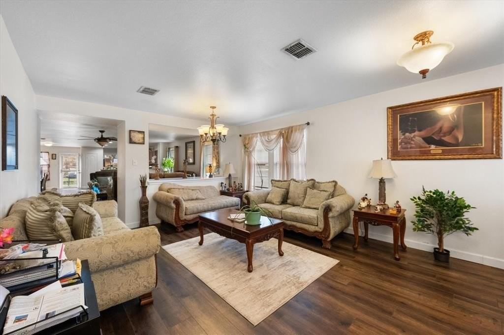 1315 Foster St - Photo 3 of 31