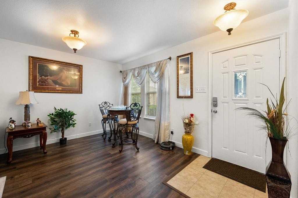 1315 Foster St - Photo 5 of 31