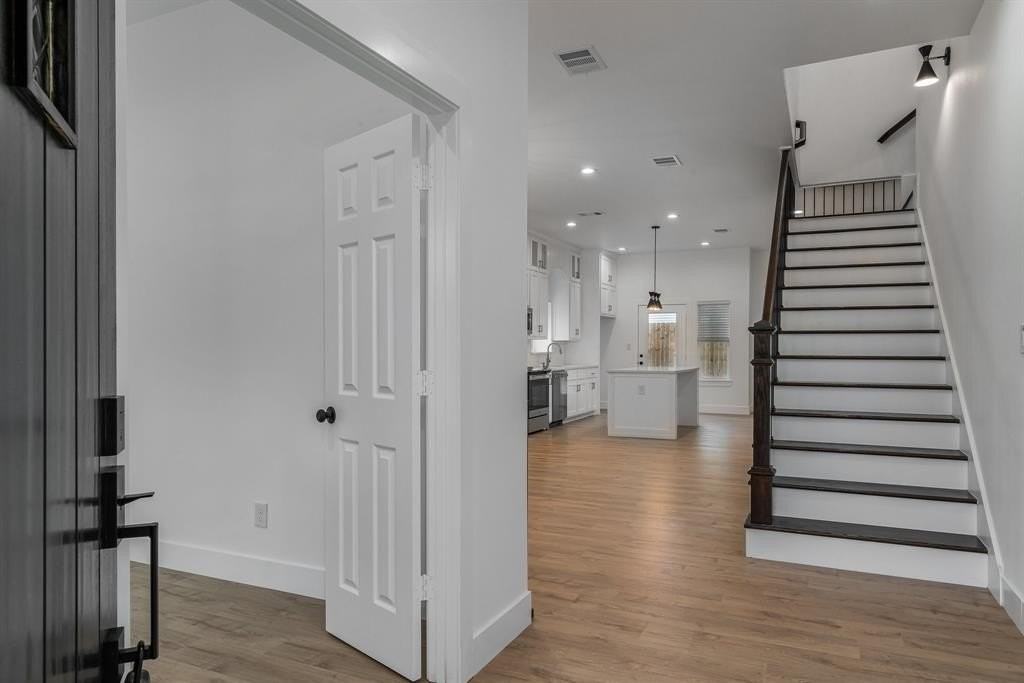 406 Wolfe St - Photo 5 of 34