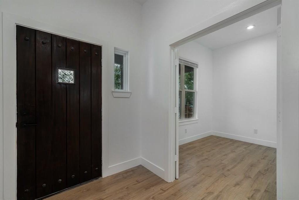 406 Wolfe St - Photo 6 of 34