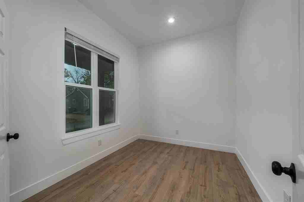 406 Wolfe St - Photo 7 of 34