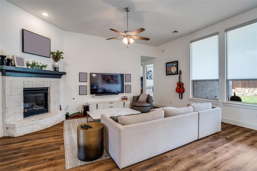 1308 Bluebonnet Ln - Photo 4 of 26